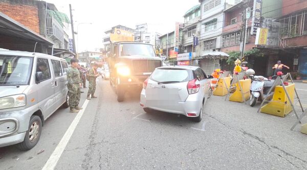 ▲大溪區員林路二段今天清晨發生軍車與自小客車擦撞事故,軍方人員也到場處置。(圖/大溪警分局提供)
