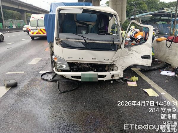 ▲▼國道1號北向東湖段嚴重車禍。(圖/記者邱中岳翻攝)