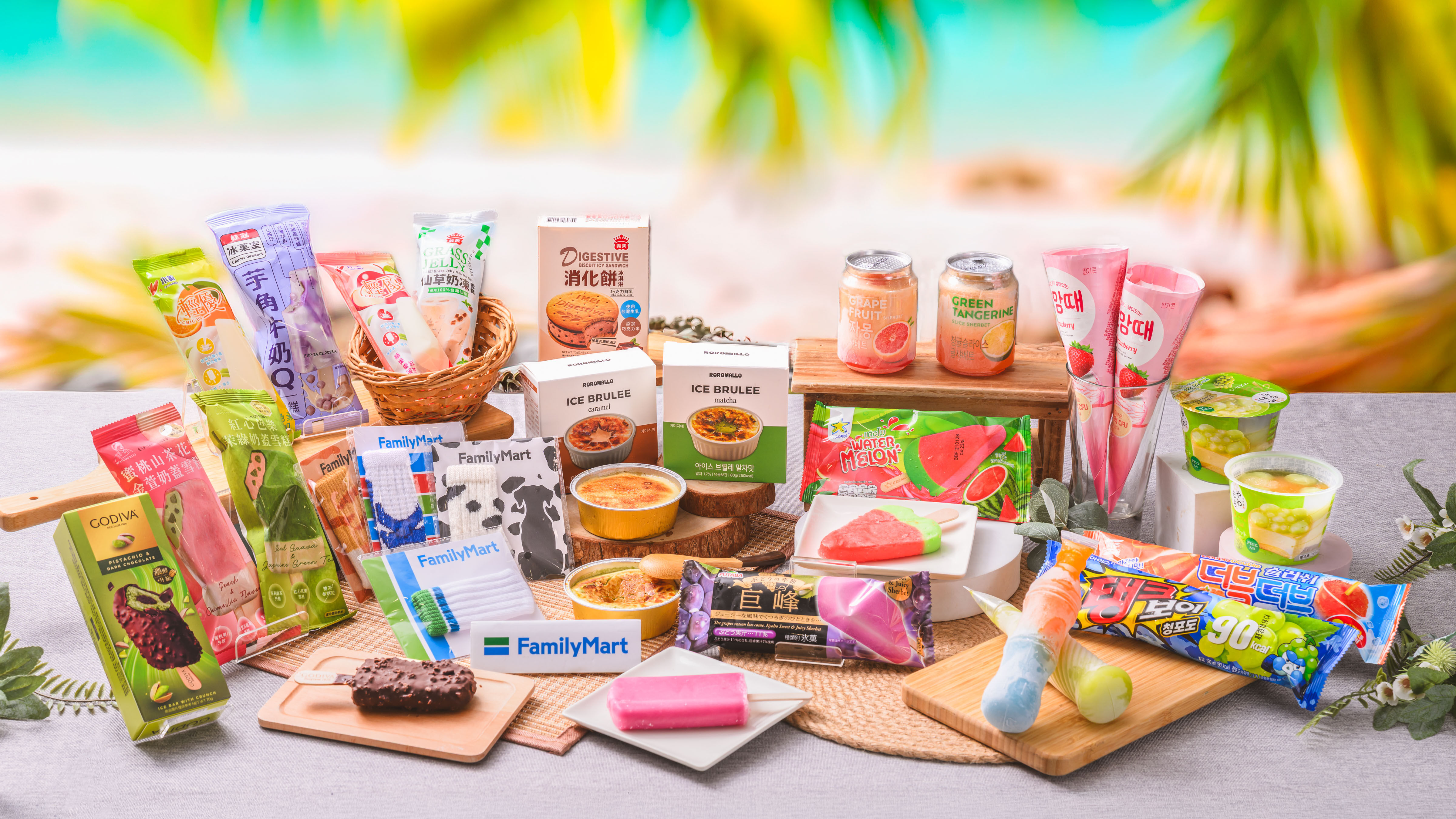 ▲▼全家便利商店推出「夏日盛典冰品大賞–冰友總凍員」,還送限量話題「冰棒套」。(圖/業者提供)