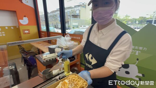 ▲▼ 朴子最狂超市開幕!家樂福「代煎鐵板燒」現點現做 大創、迪卡儂店中店插旗文明南路 。(圖/記者翁伊森攝)