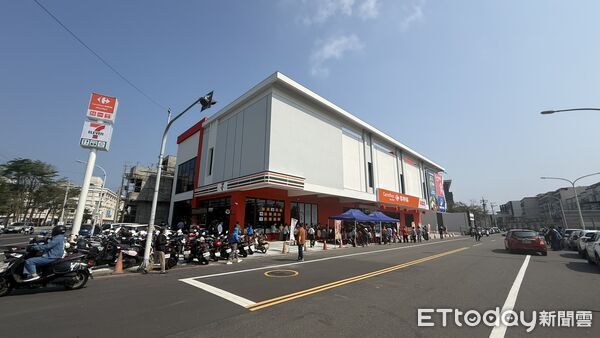 ▲▼ 朴子最狂超市開幕!家樂福「代煎鐵板燒」現點現做 大創、迪卡儂店中店插旗文明南路 。(圖/記者翁伊森攝)