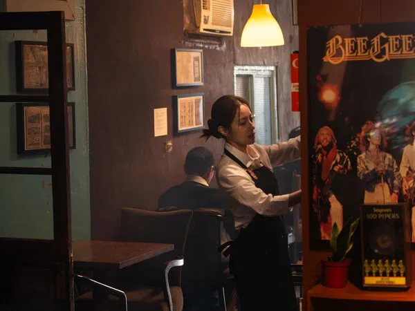 ▲▼徐懷鈺MV中在披薩店及咖啡店打工。(圖/滾石唱片提供)