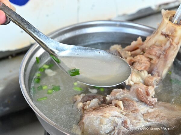 ▲▼臭豆腐大骨湯花枝炒麵。(圖/糖糖`s 享食生活授權提供)