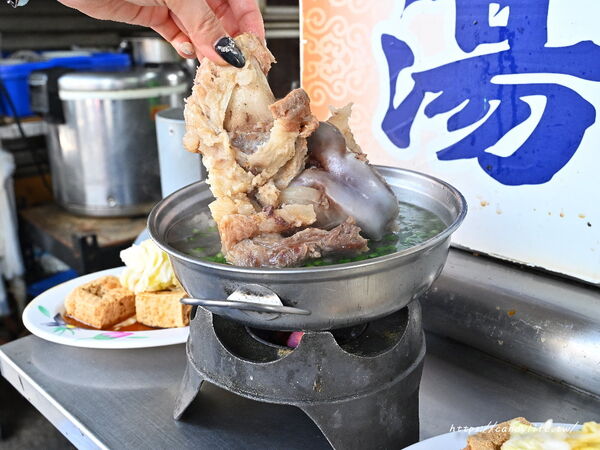▲▼臭豆腐大骨湯花枝炒麵。(圖/糖糖`s 享食生活授權提供)