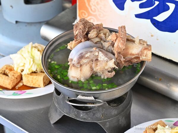 ▲▼臭豆腐大骨湯花枝炒麵。(圖/糖糖`s 享食生活授權提供)