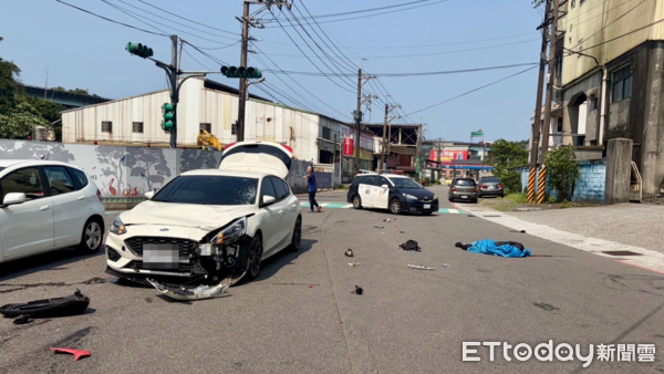 ▲▼基隆七堵死亡車禍,騎士左轉遭撞當場慘死。(圖/記者郭世賢翻攝)