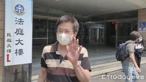 ▲▼網紅張家寧父親張國龍、母親曾淑惠涉YouTube頻道「眾量級」逃漏稅案,今(10日)到新北地院與張家寧、Andy(王崇睿)各自委任的律師調解。(圖/記者黃哲民攝)