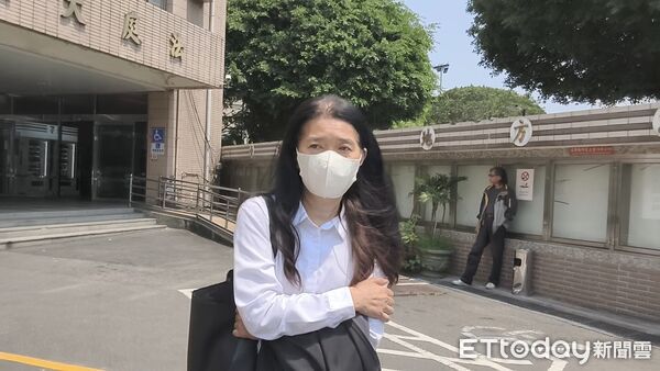 ▲▼網紅張家寧父親張國龍、母親曾淑惠涉YouTube頻道「眾量級」逃漏稅案,今(10日)到新北地院與張家寧、Andy(王崇睿)各自委任的律師調解。(圖/記者黃哲民攝)
