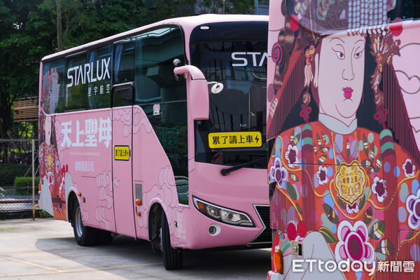 ▲▼星宇航空推出「累了請上車」粉紅公益巴士並贈送結緣小物。(圖/星宇航空提供)
