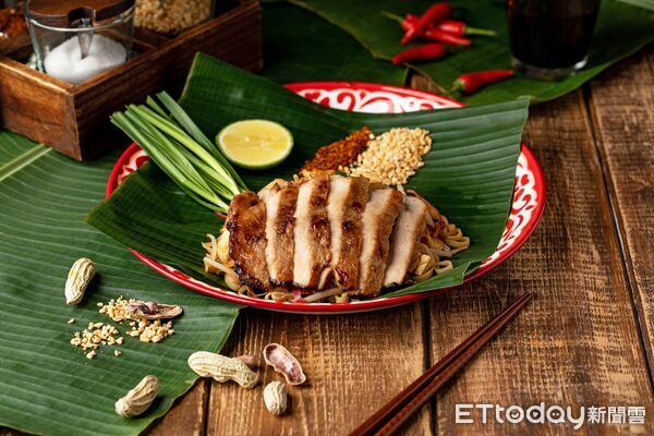 ▲帕泰家-炭烤豬肉炒河粉、泰式奶茶。(圖/豆府提供)