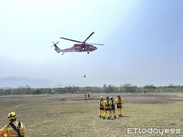 ▲林業保育署屏東分署攜手空中勤務總隊展開黑鷹直升機陸空聯合演訓。(圖/記者陳崑福翻攝)