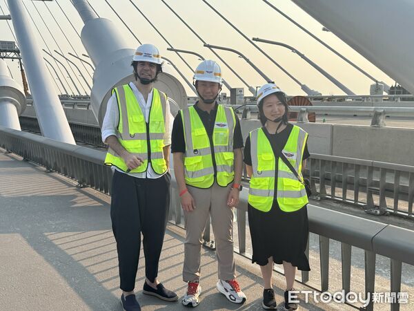 ▲▼設計淡江大橋世界級地標的札哈.哈蒂建築師事務所團隊踏上橋梁,見證設計圖上的世界級工程成現實。(圖/記者李姿慧攝)