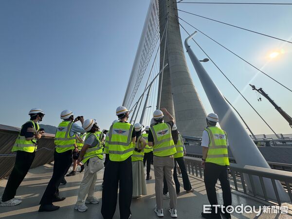 ▲▼設計淡江大橋世界級地標的札哈.哈蒂建築師事務所團隊踏上橋梁,見證設計圖上的世界級工程成現實。(圖/記者李姿慧攝)