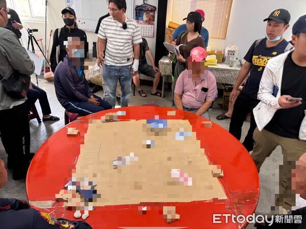 ▲東港警方跨海小琉球破獲賭場。(圖/記者陳崑福翻攝)