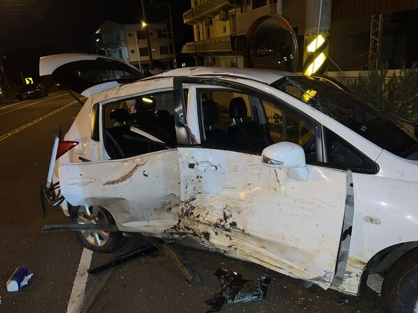 ▲6名高中學生開車衝139縣道撞斷電桿4人傷。(圖/民眾提供)