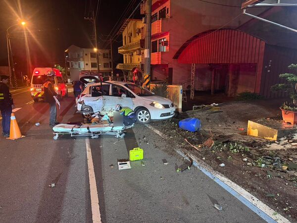▲6名高中學生開車衝139縣道撞斷電桿4人傷。(圖/民眾提供)
