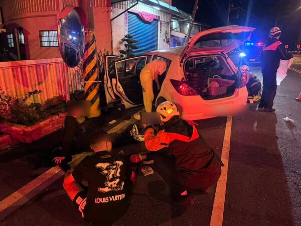 ▲6名高中學生開車衝139縣道撞斷電桿4人傷。(圖/民眾提供)