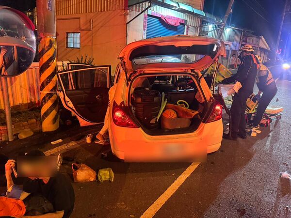 ▲6名高中學生開車衝139縣道撞斷電桿4人傷。(圖/民眾提供)