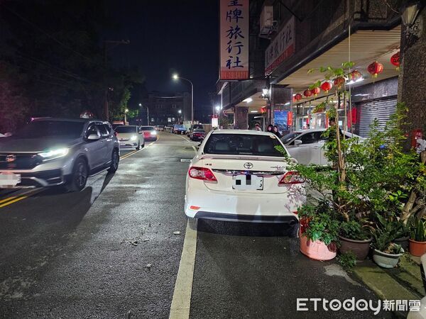 ▲▼追撞機車一時慌了,駕駛緊握方向盤小跑步滑行10公尺。(圖/民眾提供,下同)