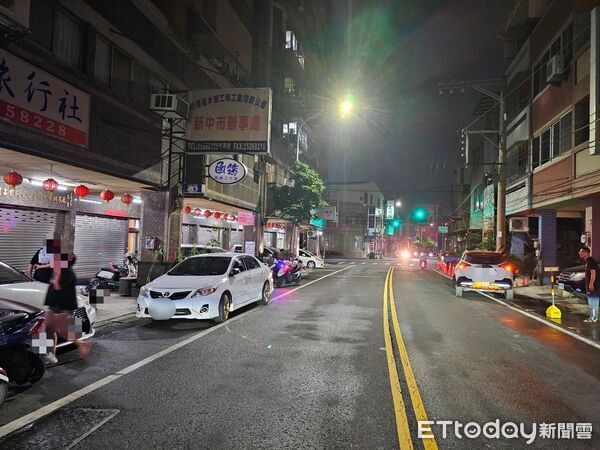 ▲▼追撞機車一時慌了,駕駛緊握方向盤小跑步滑行10公尺。(圖/民眾提供,下同)