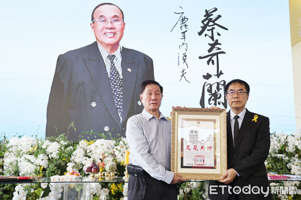 ▲台南市長黃偉哲頒發卓越市民予蔡奇蘭老師家屬,表彰其畢生推廣台語文學的卓越貢獻。(記者林東良翻攝,下同)