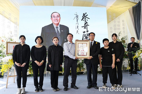 ▲台南市長黃偉哲頒發卓越市民予蔡奇蘭老師家屬,表彰其畢生推廣台語文學的卓越貢獻。(記者林東良翻攝,下同)