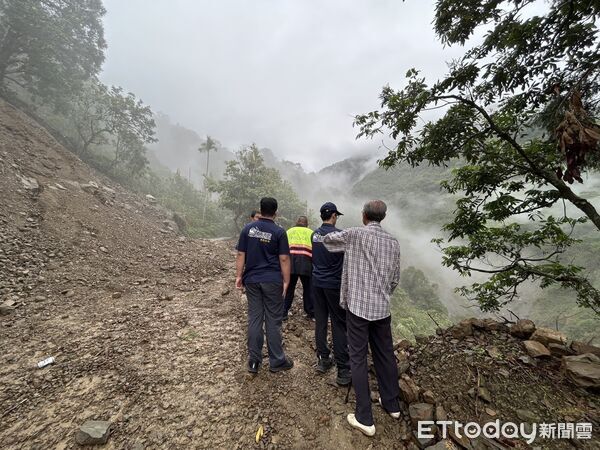 ▲▼25歲男子因連日降雨及濃霧影響,受困於竹崎鄉白杞村尖凍山與菜公山附近。(圖/記者翁伊森翻攝)