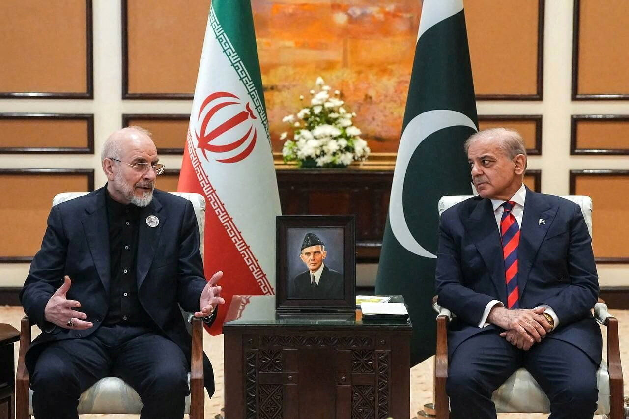 ▲▼ 巴基斯坦總理夏立夫(Shehbaz Sharif)與伊朗國會議長卡利巴夫(Mohammad Bagher Ghalibaf)。(圖/路透)