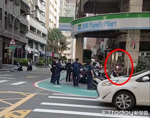 ▲男子在超商外揮舞水果刀。(圖/Threads/eto19_67授權提供)