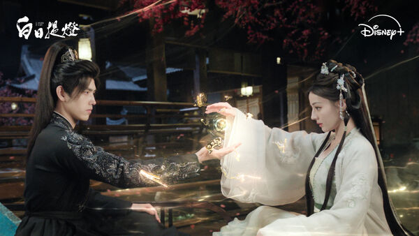 ▲《白日提燈》迪麗熱巴(左)與陳飛宇(右)展現渾然天成的CP感。(圖/Disney+)