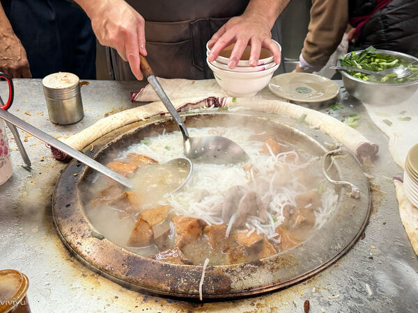▲▼在地人推薦50年古早味!「南門市場米粉湯」必點黑白切與濃郁大骨熬煮米粉湯。(圖/部落客VIVIYU提供)