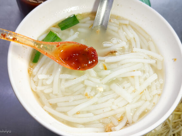 ▲▼在地人推薦50年古早味!「南門市場米粉湯」必點黑白切與濃郁大骨熬煮米粉湯。(圖/部落客VIVIYU提供)