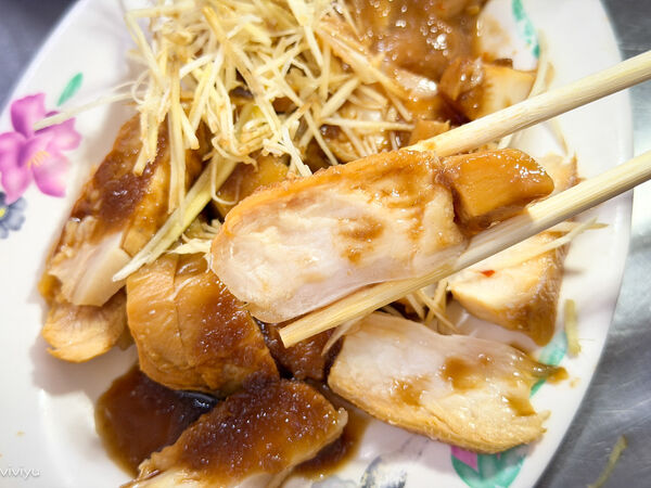 ▲▼在地人推薦50年古早味!「南門市場米粉湯」必點黑白切與濃郁大骨熬煮米粉湯。(圖/部落客VIVIYU提供)