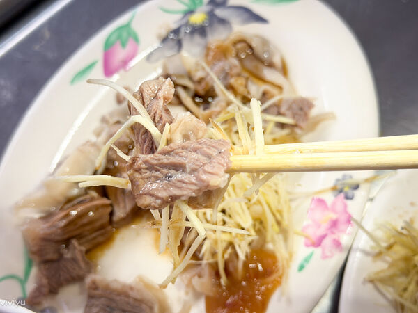 ▲▼在地人推薦50年古早味!「南門市場米粉湯」必點黑白切與濃郁大骨熬煮米粉湯。(圖/部落客VIVIYU提供)