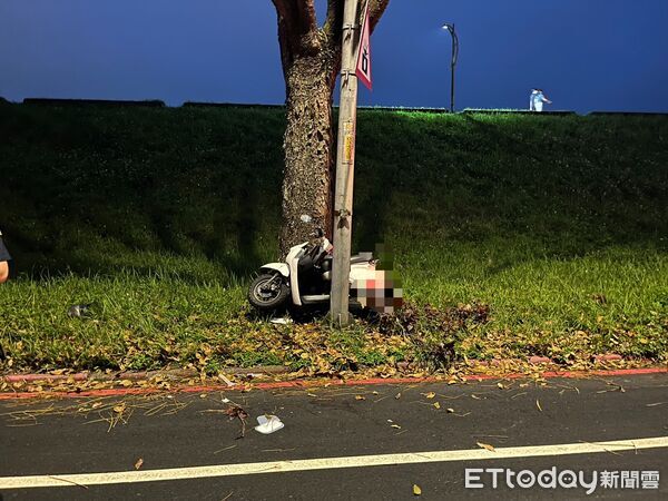 ▲▼ 新北機車「詭異失控」下秒猛撞燈桿 22歲騎士慘死 。(圖/記者陳以昇翻攝)