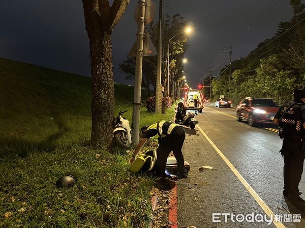 ▲▼ 新北機車「詭異失控」下秒猛撞燈桿 22歲騎士慘死 。(圖/記者陳以昇翻攝)