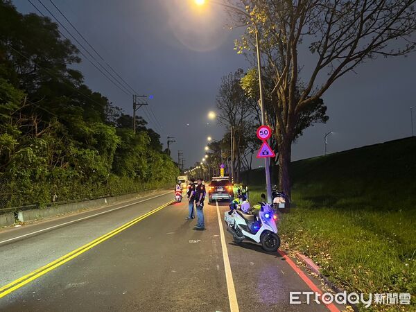 ▲▼ 新北機車「詭異失控」下秒猛撞燈桿 22歲騎士慘死 。(圖/記者陳以昇翻攝)