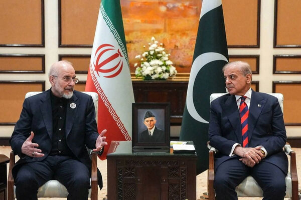 ▲▼ 巴基斯坦總理夏立夫(Shehbaz Sharif)與伊朗國會議長卡利巴夫(Mohammad Bagher Ghalibaf)。(圖/路透)