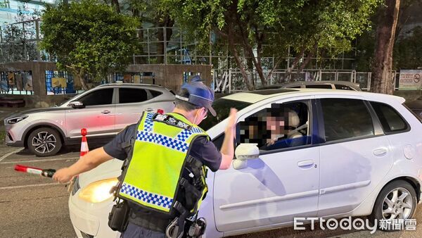 ▲▼高雄警深夜大掃蕩「鎖定毒品熱點」 32警力攔查一夜戰果出爐 。(圖/記者賴文萱翻攝)