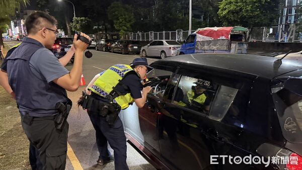 ▲▼高雄警深夜大掃蕩「鎖定毒品熱點」 32警力攔查一夜戰果出爐 。(圖/記者賴文萱翻攝)