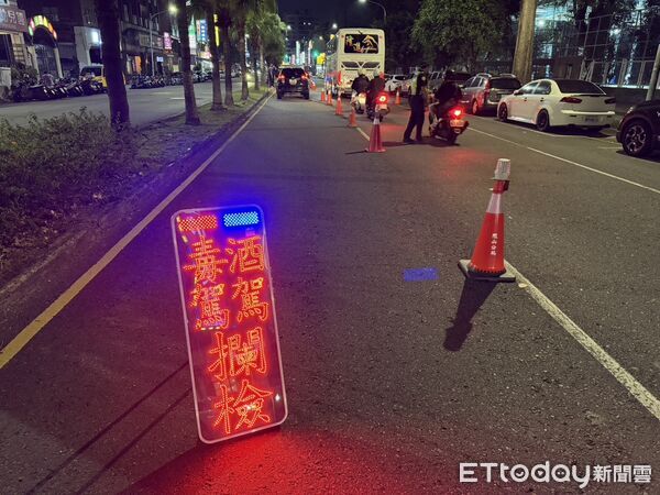 ▲▼高雄警深夜大掃蕩「鎖定毒品熱點」 32警力攔查一夜戰果出爐 。(圖/記者賴文萱翻攝)