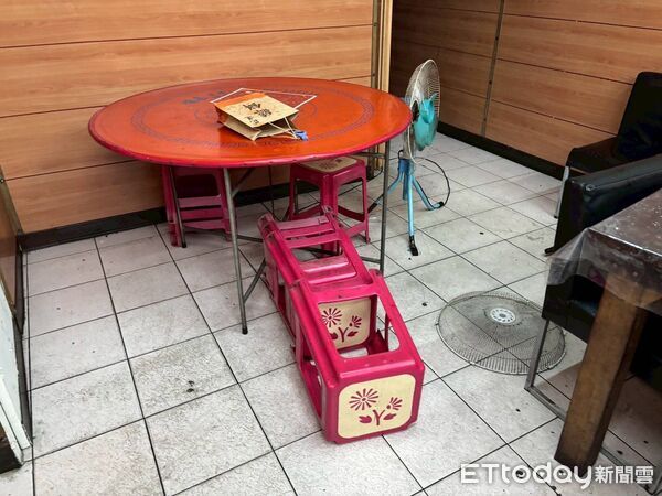 ▲▼謝姓承辦員遭圍毆現場一片狼藉。(圖/記者游芳男翻攝,下同)