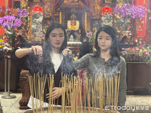 ▲右起55688集團執行長林念臻、發言人林念穎為御守過爐祈福。(圖/大車隊提供)