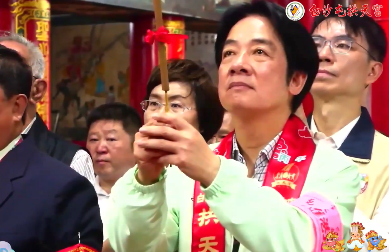 ▲總統賴清德現身拱天宮,親迎白沙屯媽祖出神龕。(圖/翻攝自白沙屯拱天宮直播)