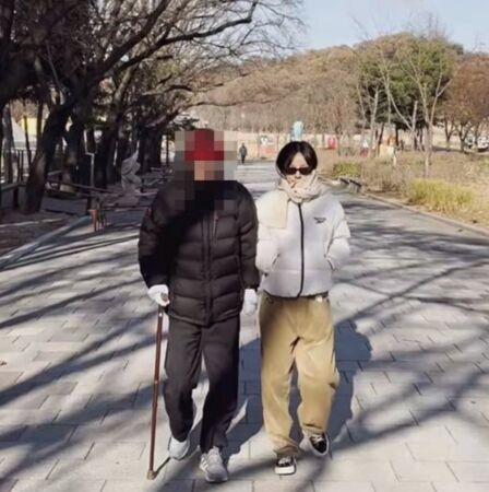 ▲▼以女兒為榮!李孝利父親重病3年去世⋯ 她曾淚喊:爸爸沒忘記我。(圖/翻攝自李孝利、親姊IG)