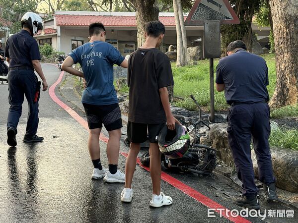 ▲▼國中生借電動車衝柴山看夕陽 「半路冒煙變火球」3人嚇壞逃命。(圖/記者吳世龍攝)