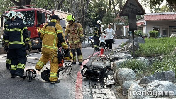 ▲▼國中生借電動車衝柴山看夕陽 「半路冒煙變火球」3人嚇壞逃命。(圖/記者吳世龍攝)