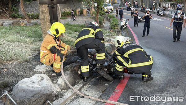 ▲▼國中生借電動車衝柴山看夕陽 「半路冒煙變火球」3人嚇壞逃命。(圖/記者吳世龍攝)