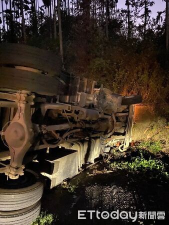 ▲▼ 嘉130鄉道公田路段驚傳工程車翻覆 駕駛受困變形車體 警消破壞救援。(圖/記者翁伊森翻攝)