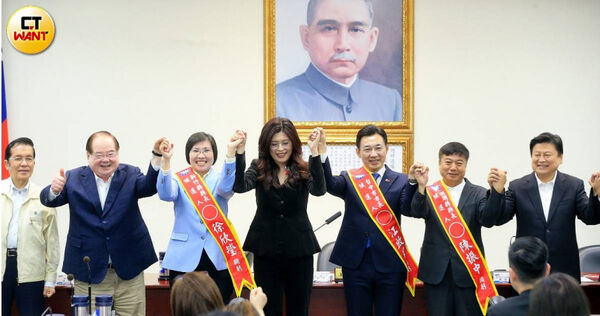 國民黨2026年底提名的選將中,新竹縣徐欣瑩(左3)、台中市江啟臣(右3)都是現任區域立委,一旦選上百里侯,空缺的席次將面臨補選,如何保住席次,考驗國民黨主席鄭麗文(左4)的智慧。(圖/周志龍攝)